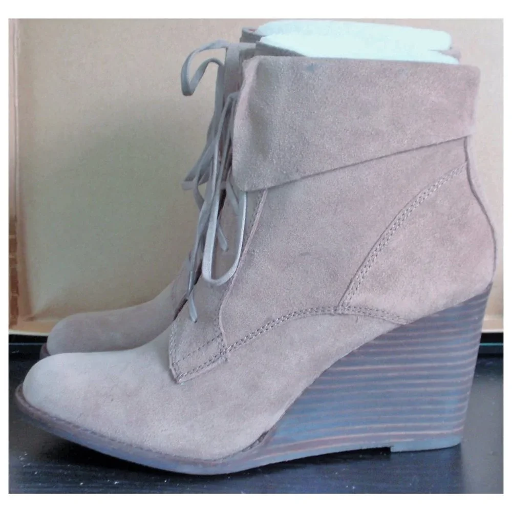 LUCKY BRAND SUEDE GRAY TAUPE LACE-UP WEDGE CUFFED ANKLE BOOT 8 NWT